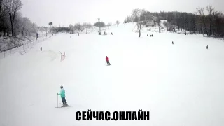 Веб-камера внизу учебного склона в спортивной деревне «Новинки» 📺 Прямо сейчас смотреть онлайн
